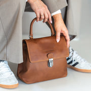 Styled Fit Perspective of Angera Full-Grain Leather Handbag da Donna on Model - Natural Daylight Drape
