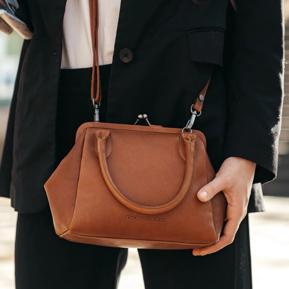 Tailored Rib Cuffs &amp; Hem Craftsmanship Construction Detail on Chili Full-Grain Leather Handbag da Donna