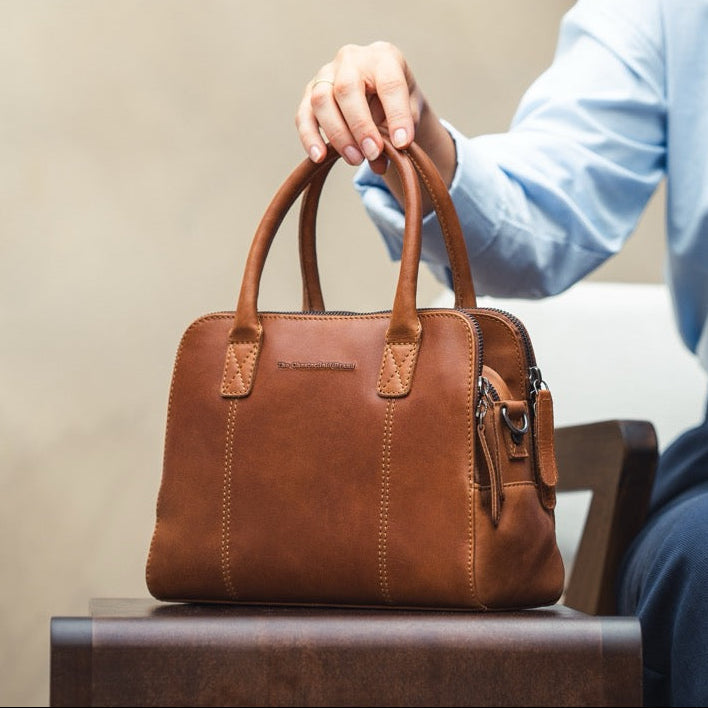 Styled Fit Perspective of Ezra Full-Grain Leather Handbag da Donna on Model - Natural Daylight Drape
