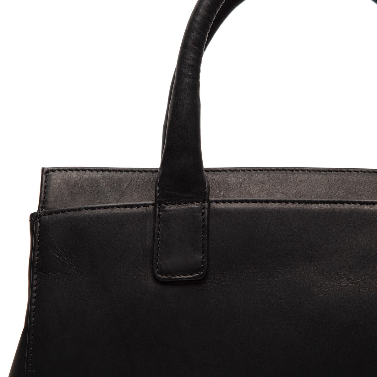 Dettaglio ravvicinato of Classic Collar &amp; Heavy-Duty Zipper Hardware on Garda Full-Grain Leather Handbag da Donna