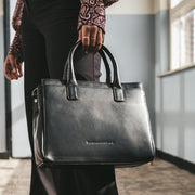 Classic 100% Full-Grain leather Goods - Vista posteriore Showing Tailored Shoulder Fit &amp; Clean Hemline
