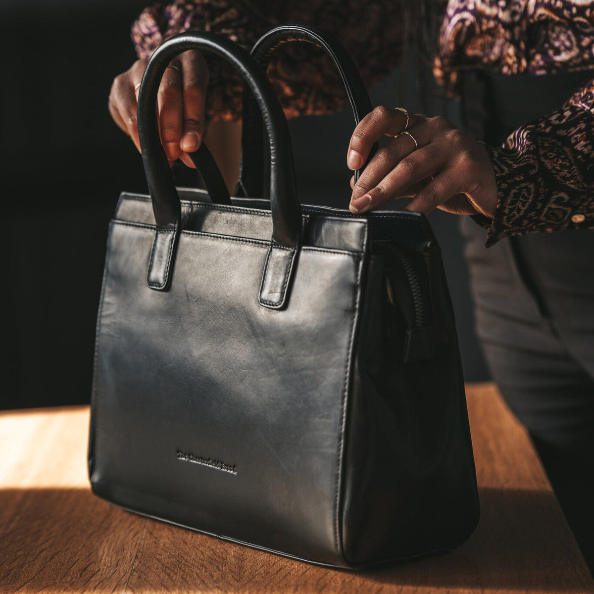 Garda Full-Grain Leather Handbag - Vista laterale che mostra il taglio ergonomico delle maniche
