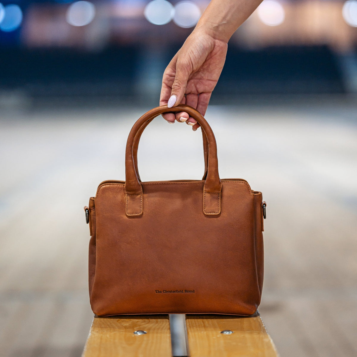 Styled Fit Perspective of Hermosa Full-Grain Leather Handbag da Donna on Model - Natural Daylight Drape