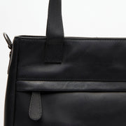 Classic 100% Full-Grain leather Goods - Vista posteriore Showing Tailored Shoulder Fit &amp; Clean Hemline