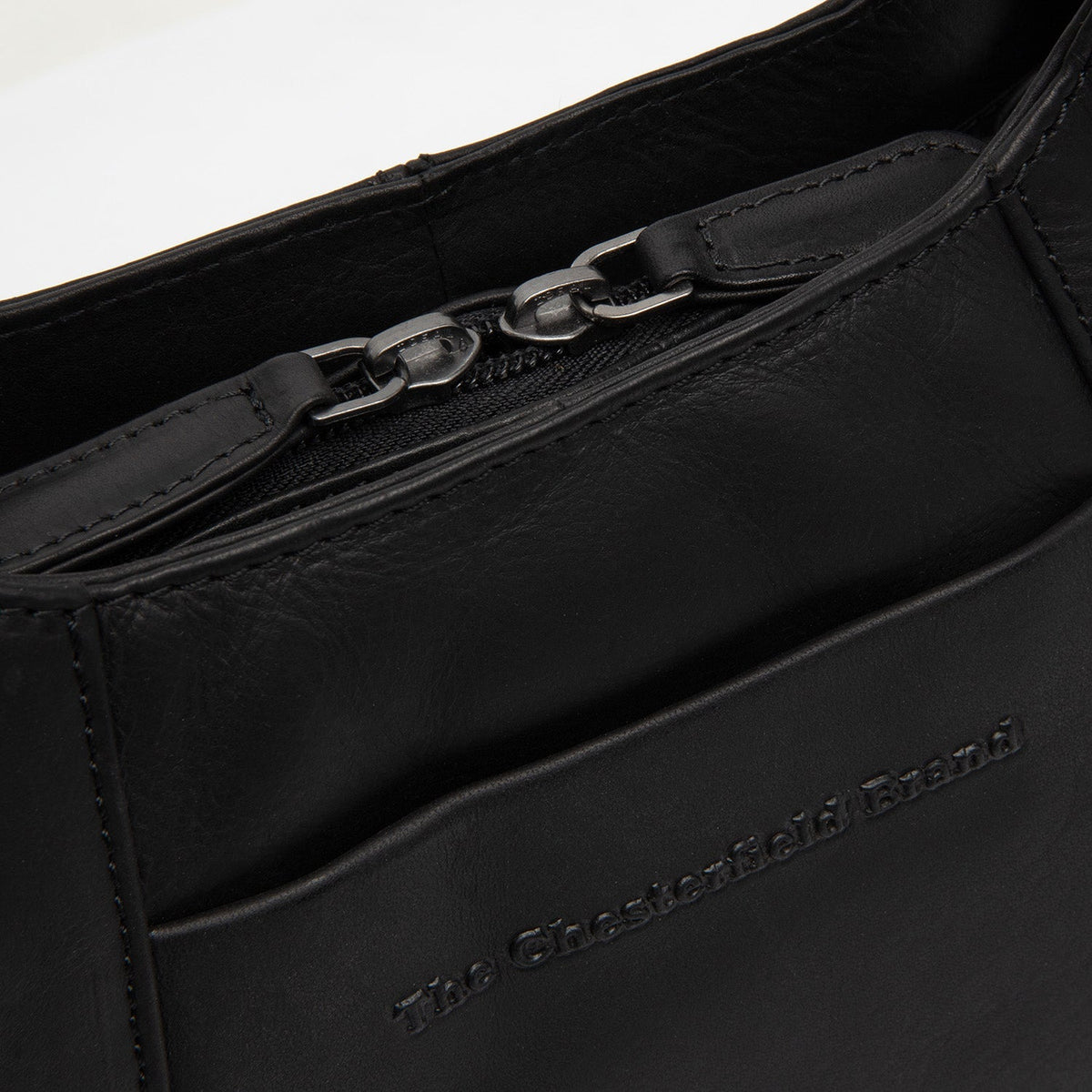 Classic 100% Full-Grain leather Goods - Vista posteriore Showing Tailored Shoulder Fit &amp; Clean Hemline