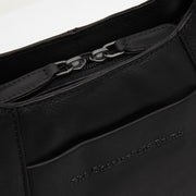 Classic 100% Full-Grain leather Goods - Vista posteriore Showing Tailored Shoulder Fit &amp; Clean Hemline