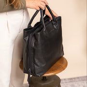 Classic 100% Full-Grain leather Goods - Vista posteriore Showing Tailored Shoulder Fit &amp; Clean Hemline