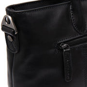 
Dettaglio ravvicinato of Classic Collar & Heavy-Duty Zipper Hardware on Pergamino Borsa a mano in pelle pieno fiore
