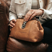 Tailored Rib Cuffs &amp; Hem Craftsmanship Construction Detail on Rachael Full-Grain Leather Handbag da Donna