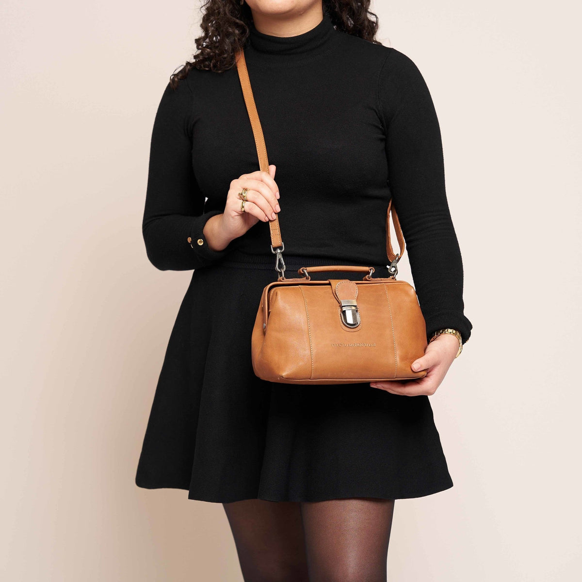 Styled Fit Perspective of Rachael Full-Grain Leather Handbag da Donna on Model - Natural Daylight Drape