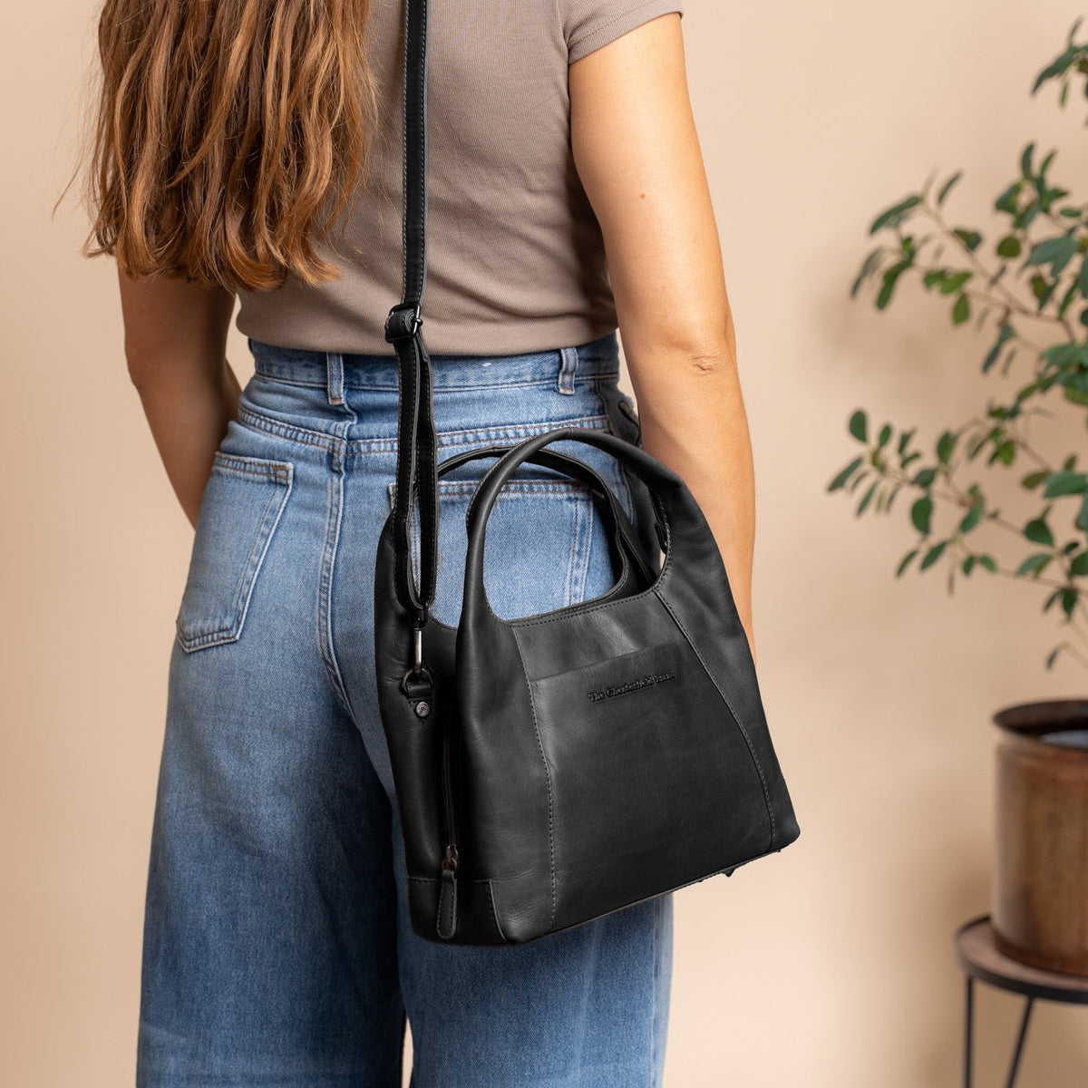 Salina Full-Grain Leather Handbag da Donna - Lateral Side Profile View Showing Sleeve Cut &amp; Athletic Taper Fit