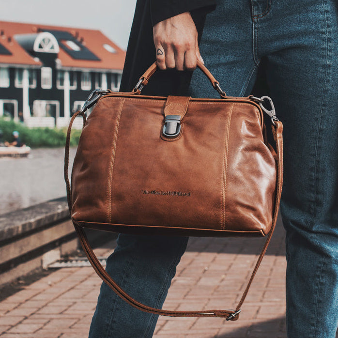 Styled Fit Perspective of Shaun Full-Grain Leather Handbag da Donna on Model - Natural Daylight Drape