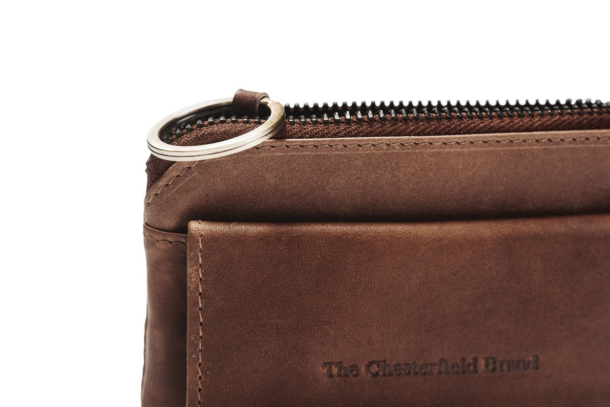 Styled Fit Perspective of Oliver Full-Grain Leather Key Case da Donna on Model - Natural Daylight Drape