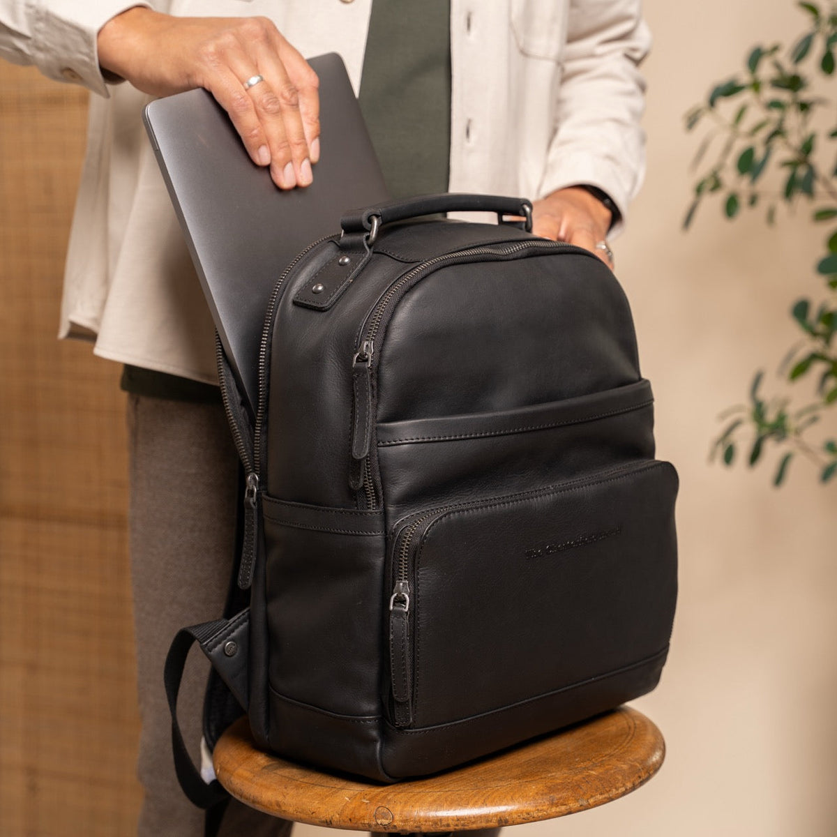 Austin Full-Grain Leather Laptop Backpack da Donna - Structured Side Profile Showing Gusset Depth &amp; Expansion Capacity