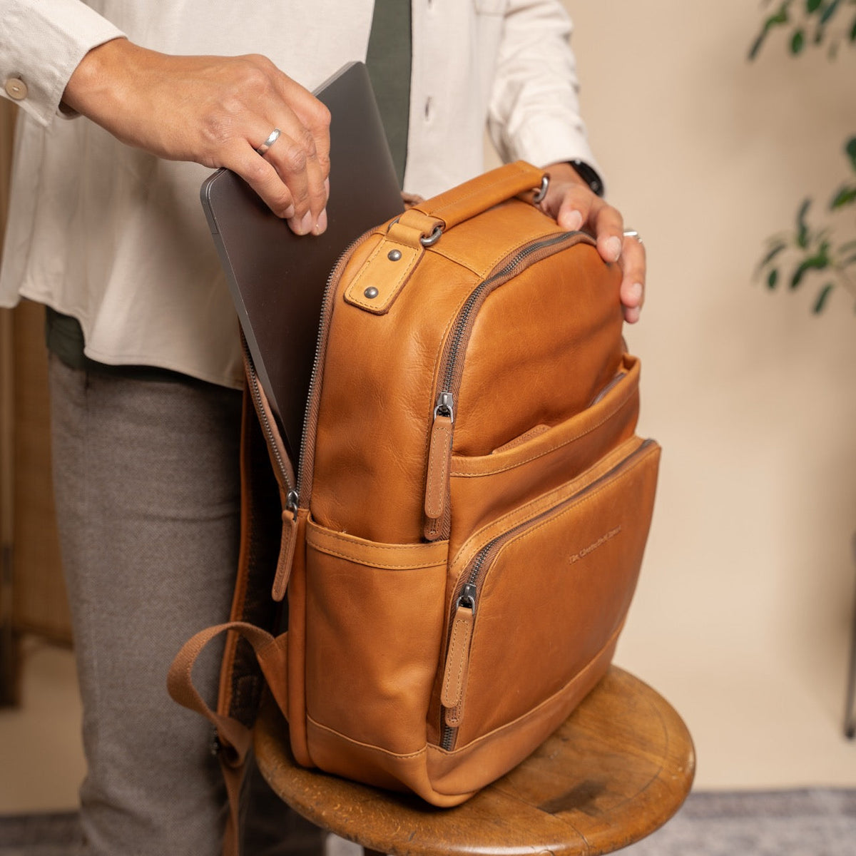 Austin Full-Grain Leather Laptop Backpack da Donna – Vista prodotto alternativa 3
