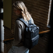 Calden Full-Grain Leather Laptop Backpack da Donna - Structured Side Profile Showing Gusset Depth &amp; Expansion Capacity