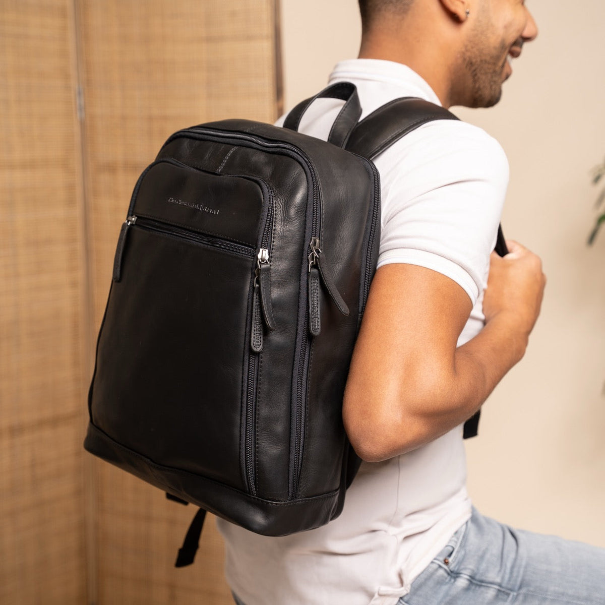 Classic 100% Full-Grain leather Backpack - Prospettiva posteriore con spallacci in pelle rinforzati