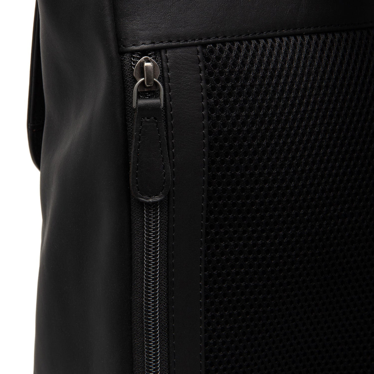 
Solid Antique Brass Hardware & Heavy-Duty Dual Zipper Detail on Farrow Zaino porta PC in pelle pieno fiore