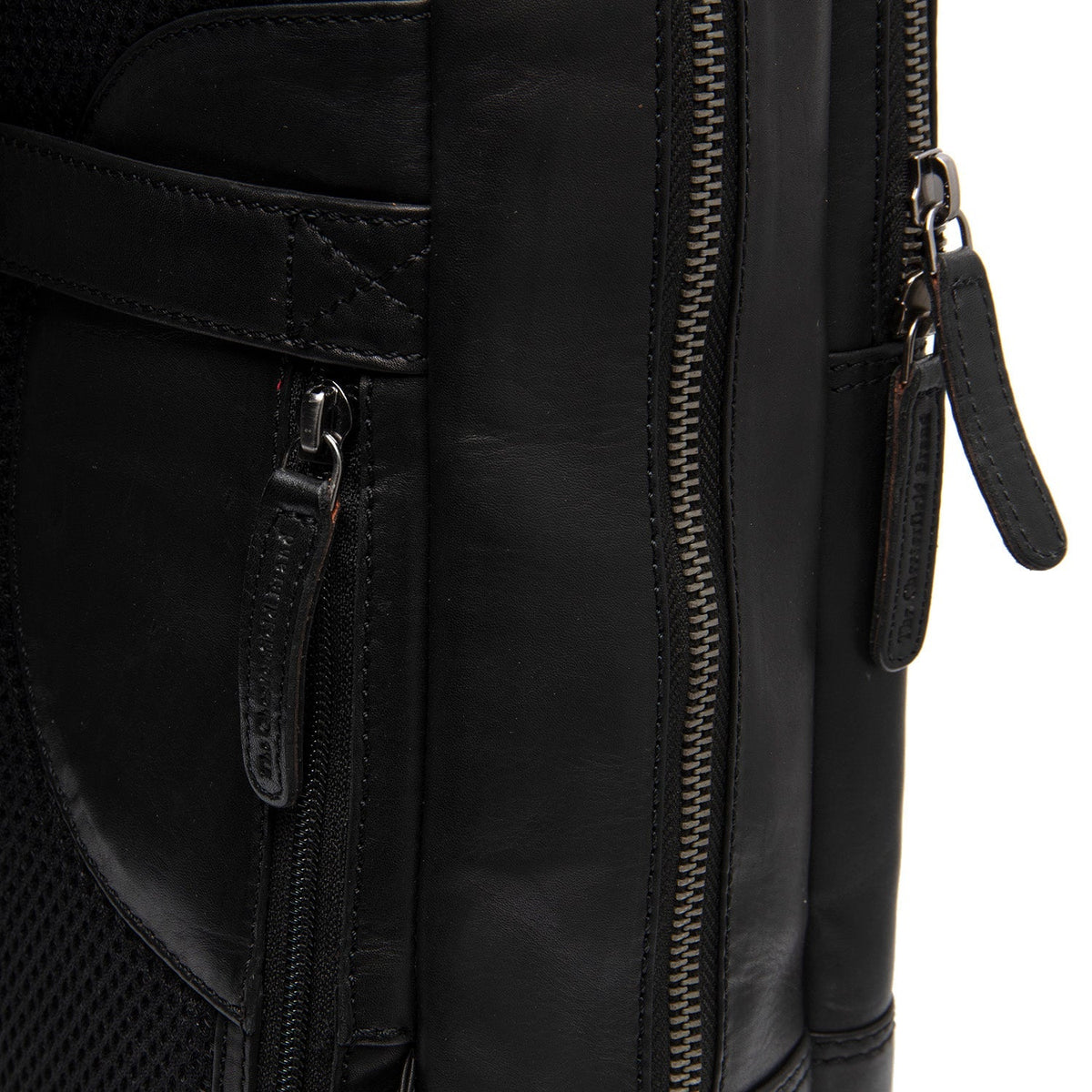 Solid Antique Brass Hardware &amp; Heavy-Duty Dual Zipper Detail on Nicola Full-Grain Leather Laptop Backpack da Donna