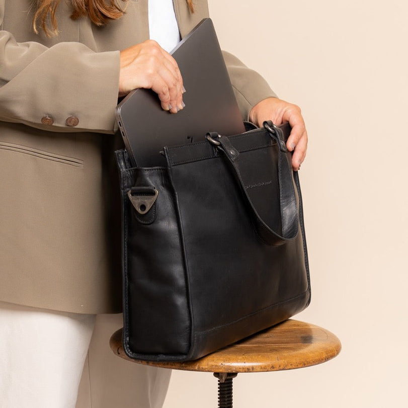 Manly Full-Grain Leather Laptop Bag da Donna - Structured Side Profile Showing Gusset Depth &amp; Expansion Capacity
