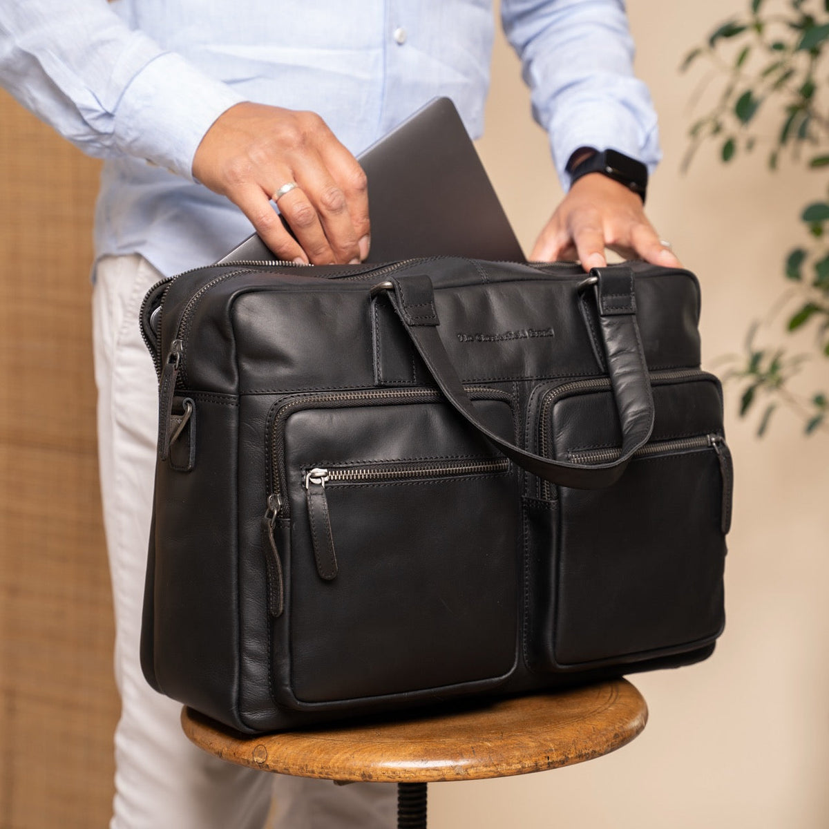 Misha Full-Grain Leather Laptop Bag da Donna - Structured Side Profile Showing Gusset Depth &amp; Expansion Capacity