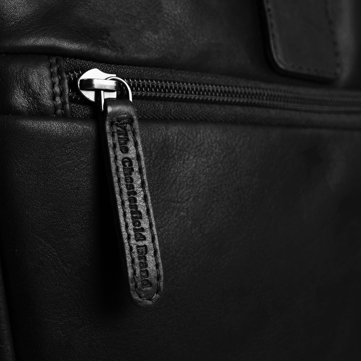 Vista interna Showing Dedicated Padded Laptop Sleeve & Multi-Compartment Organization