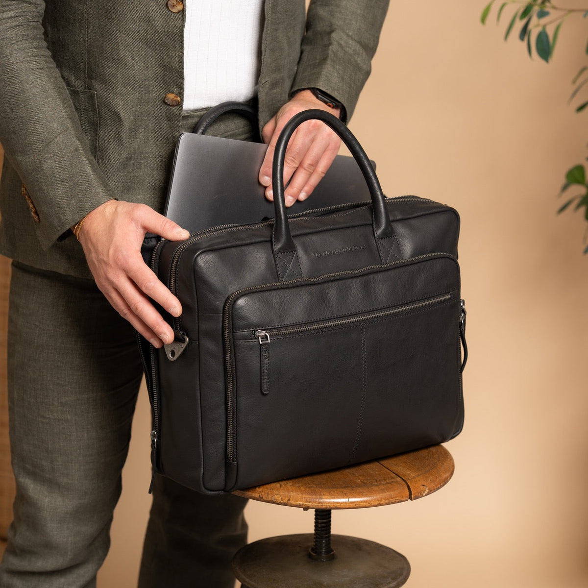 Tacama Full-Grain Leather Laptop Bag da Donna - Structured Side Profile Showing Gusset Depth &amp; Expansion Capacity