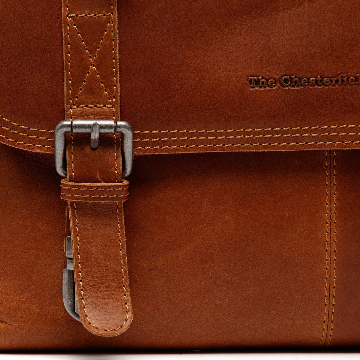 Solid Antique Brass Hardware &amp; Heavy-Duty Dual Zipper Detail on Veneto Full-Grain Leather Laptop Bag da Donna
