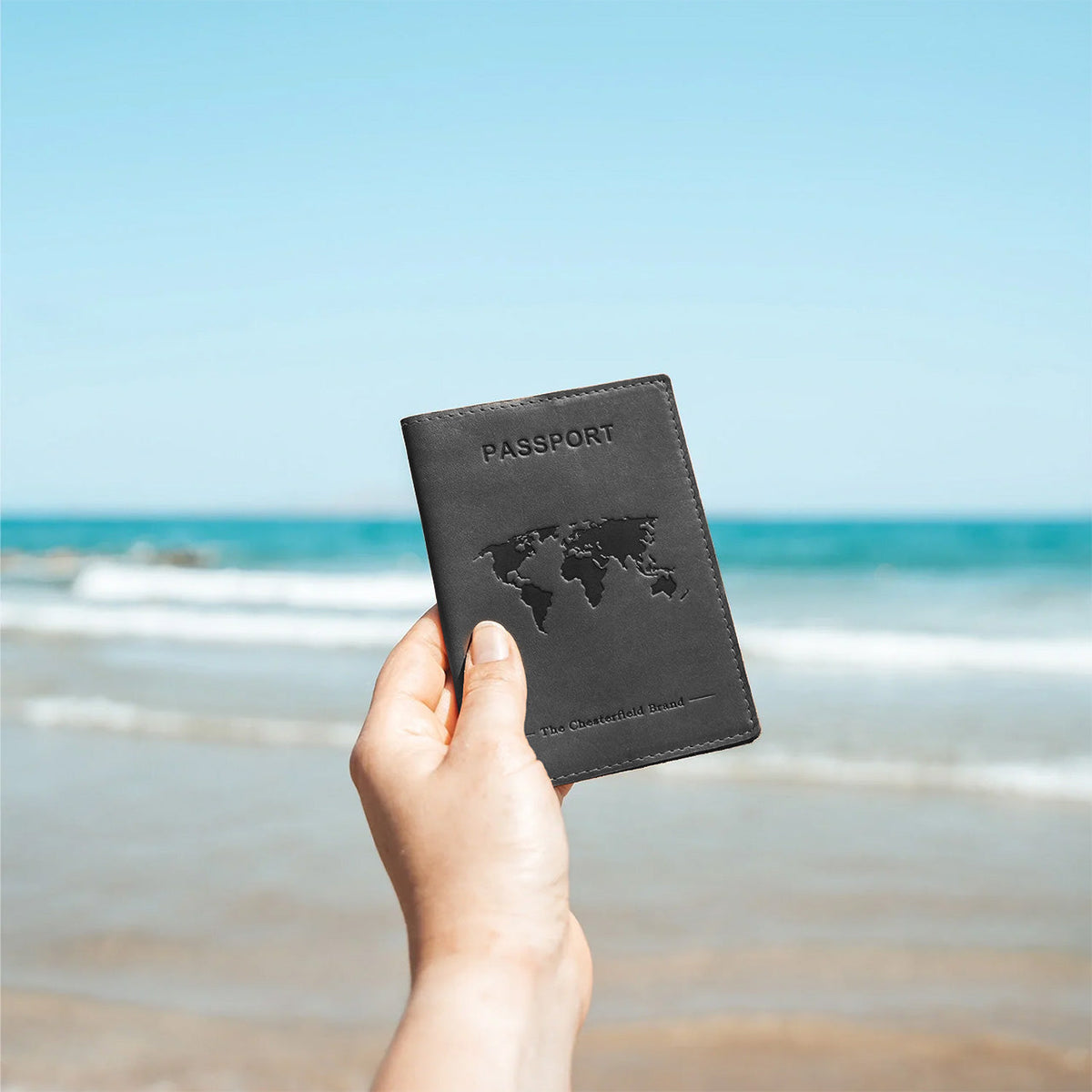 Classic 100% Full-Grain leather Goods - Vista posteriore Showing Tailored Shoulder Fit &amp; Clean Hemline