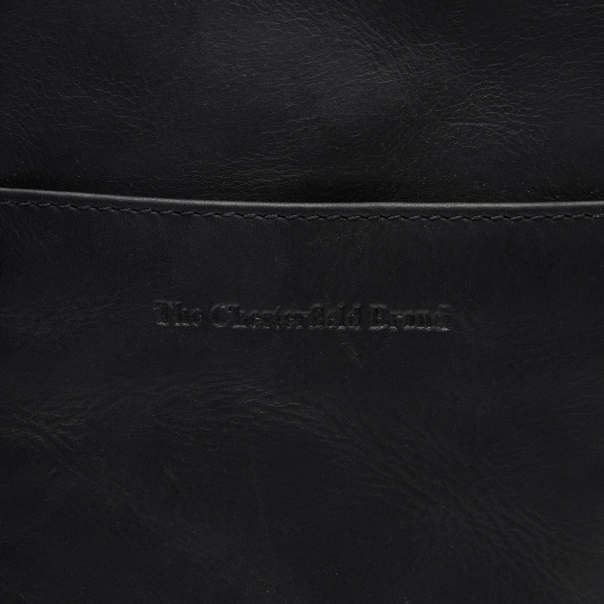 Dettaglio ravvicinato of Classic Collar &amp; Heavy-Duty Zipper Hardware on Alesund Full-Grain Leather Phone Bag da Donna
