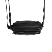 
Prospettiva indossata di Hamilton Pelle Pieno Fiore Phone Bag su modello - Drappeggio naturale alla luce del giorno
