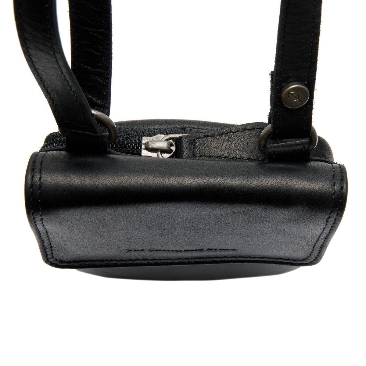 Dettaglio ravvicinato of Classic Collar &amp; Heavy-Duty Zipper Hardware on Langley Full-Grain Leather Phone Bag da Donna