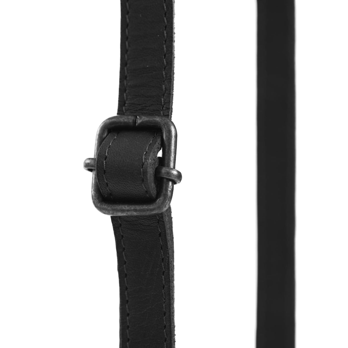 Tailored Rib Cuffs &amp; Hem Craftsmanship Construction Detail on Malaga Full-Grain Leather Phone Bag da Donna
