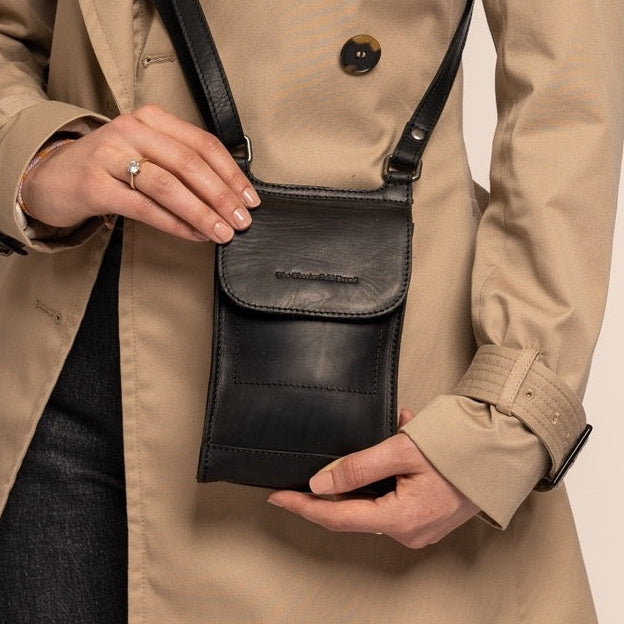 Classic 100% Full-Grain leather Goods - Vista posteriore Showing Tailored Shoulder Fit &amp; Clean Hemline