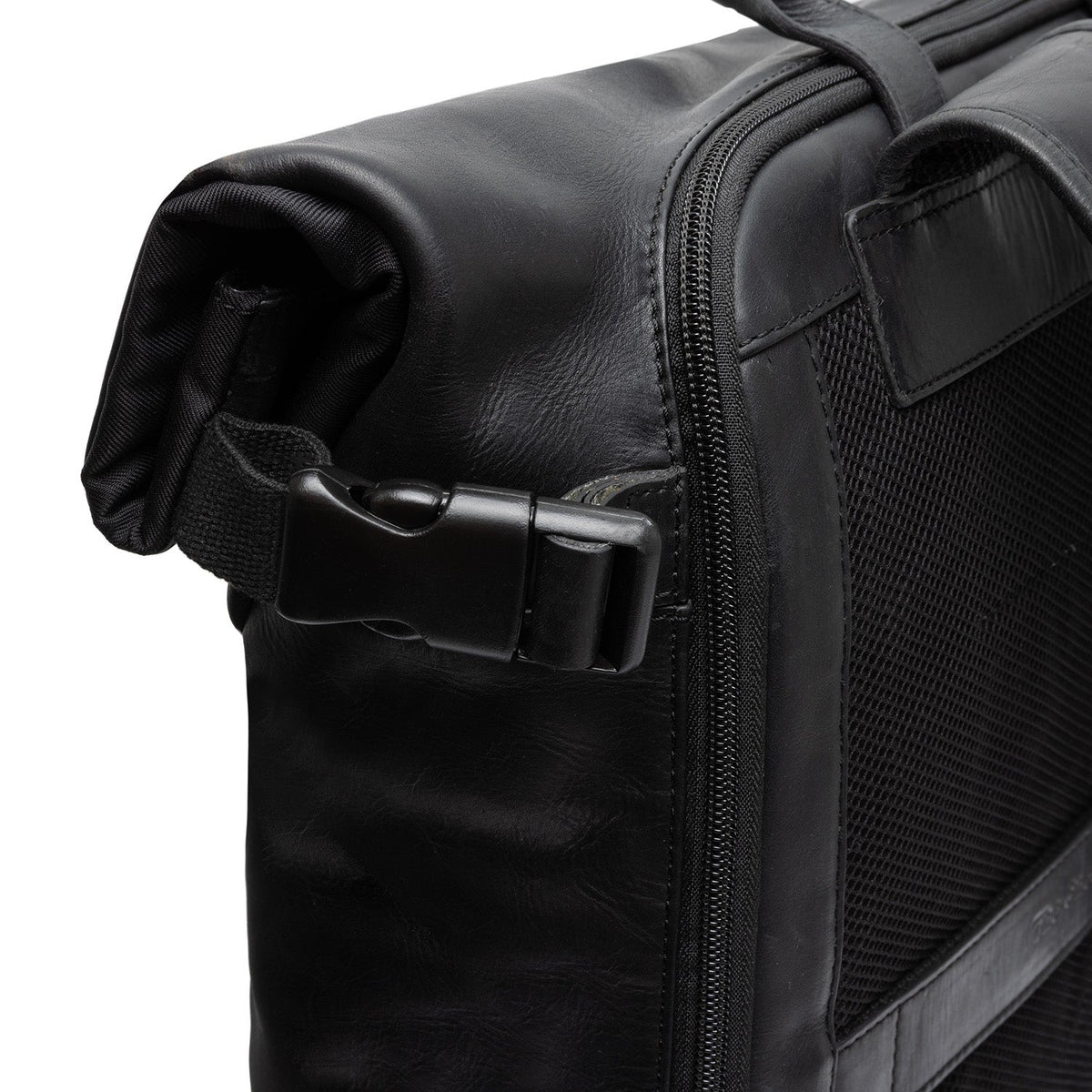 
Solid Antique Brass Hardware & Heavy-Duty Dual Zipper Detail on Bornholm Pelle Pieno Fiore Roll-top Backpack