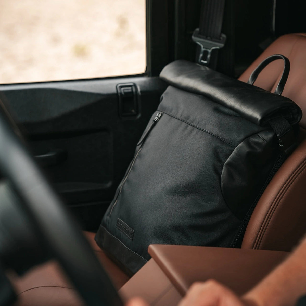
Classic 100% Full-Grain leather Backpack - Prospettiva posteriore con spallacci in pelle rinforzati