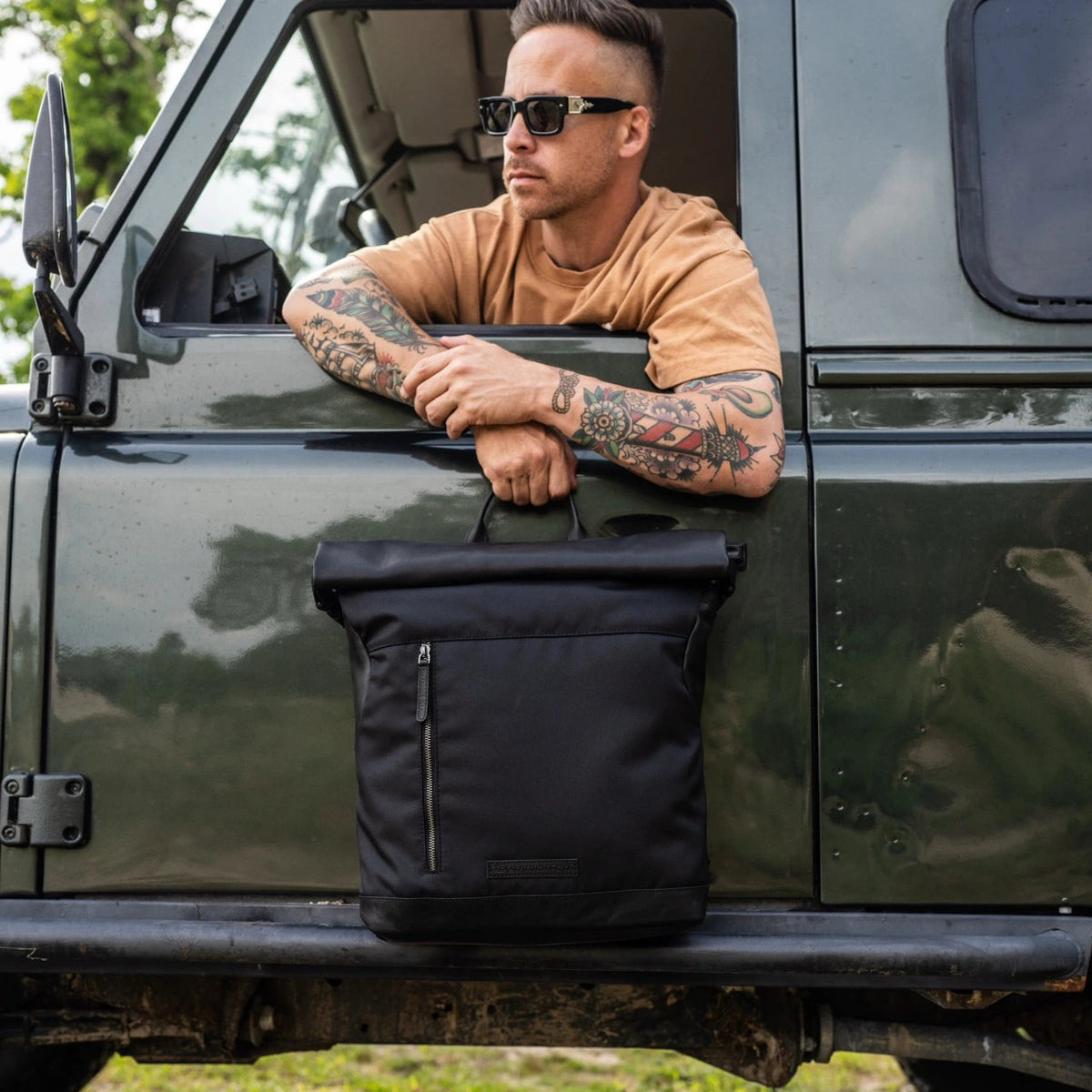 
Bornholm Pelle Pieno Fiore Roll-top Backpack - Profilo laterale strutturato con profondità del soffietto