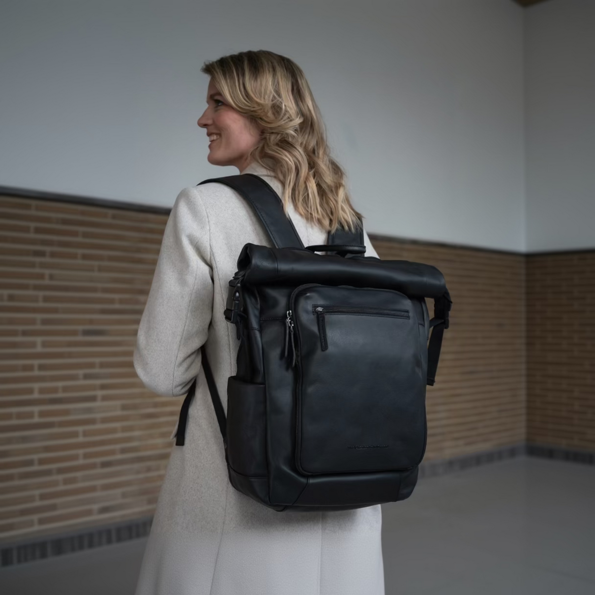Remo Full-Grain Leather Roll-top Backpack da Donna - Structured Side Profile Showing Gusset Depth &amp; Expansion Capacity