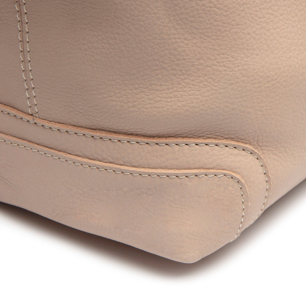 Solid Antique Brass Hardware &amp; Heavy-Duty Dual Zipper Detail on Astero Full-Grain Leather Shoulder Bag da Donna