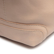 Solid Antique Brass Hardware &amp; Heavy-Duty Dual Zipper Detail on Astero Full-Grain Leather Shoulder Bag da Donna