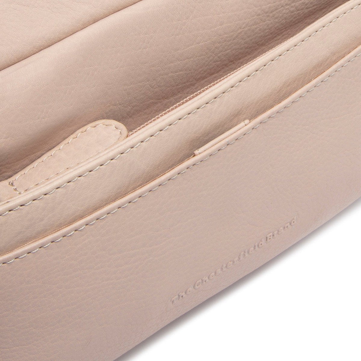 Solid Antique Brass Hardware &amp; Heavy-Duty Dual Zipper Detail on Liora Full-Grain Leather Shoulder Bag da Donna
