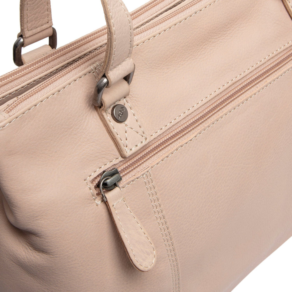 
100% Full-Grain Wax Pull-Up 100% Full-Grain Leather Grain Texture & Handcrafted Patina Detail