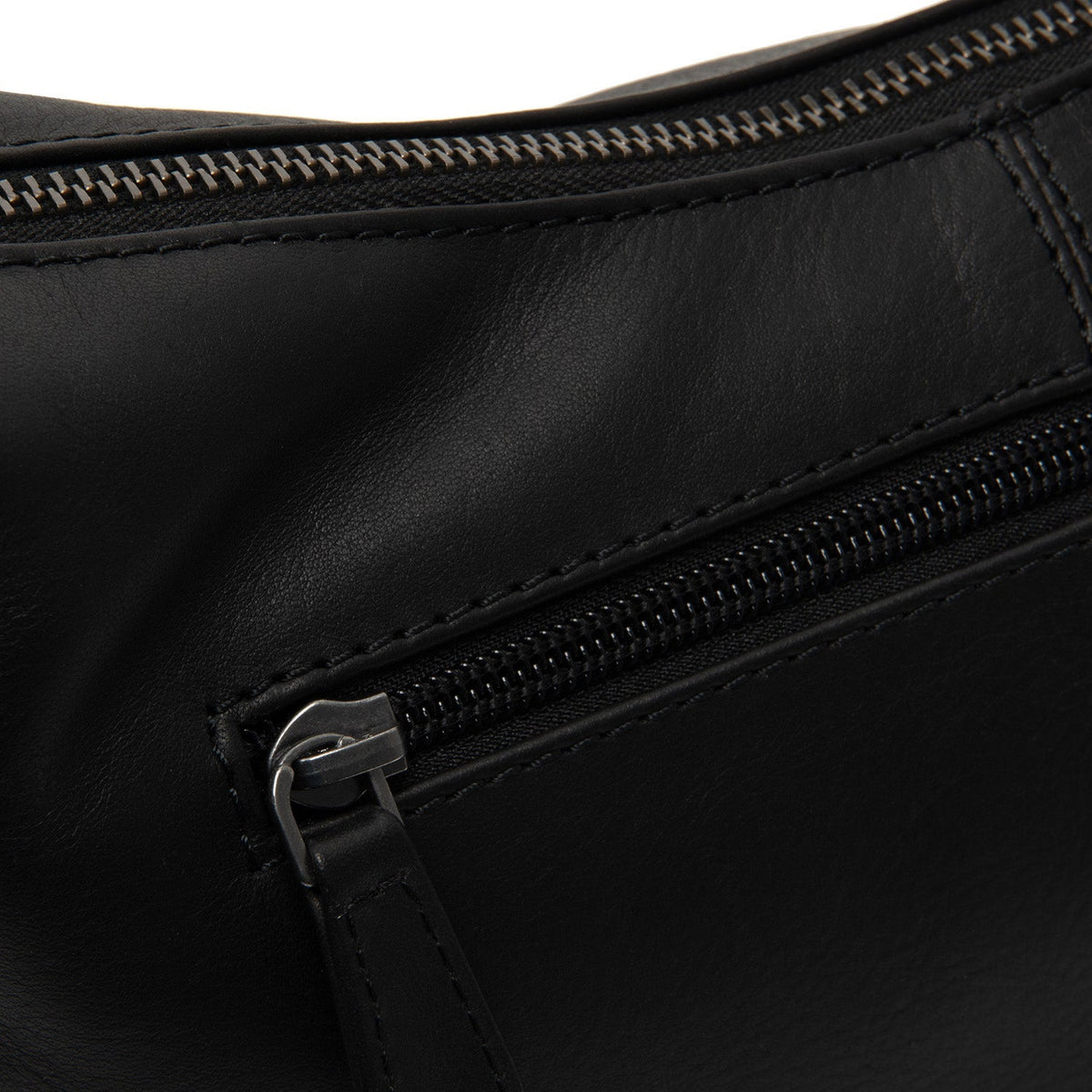 
100% Full-Grain Wax Pull-Up 100% Full-Grain Leather Grain Texture & Handcrafted Patina Detail