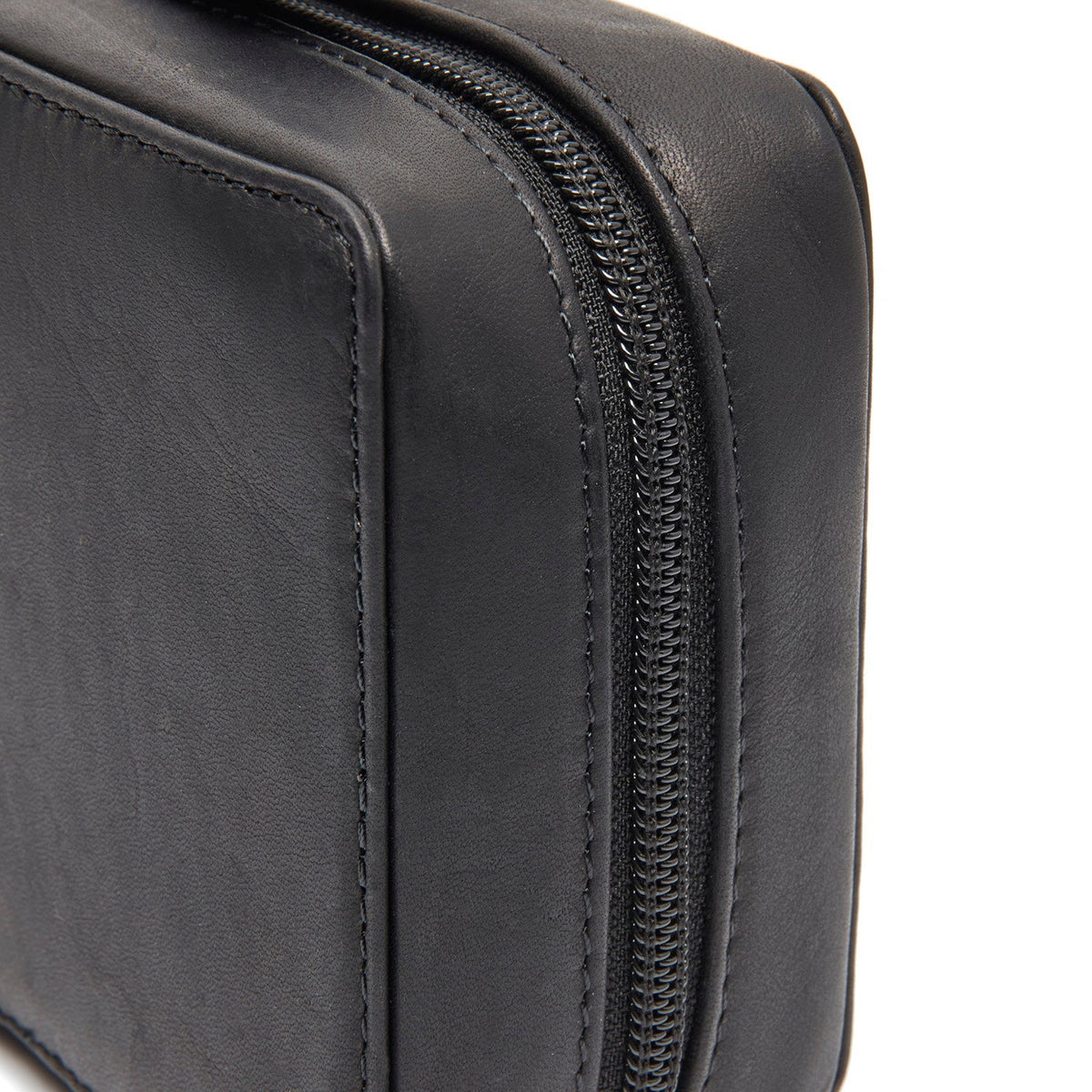
Dettaglio ravvicinato of Classic Collar & Heavy-Duty Zipper Hardware on Leather Tech-Organizer Ardan da Donna da Donna