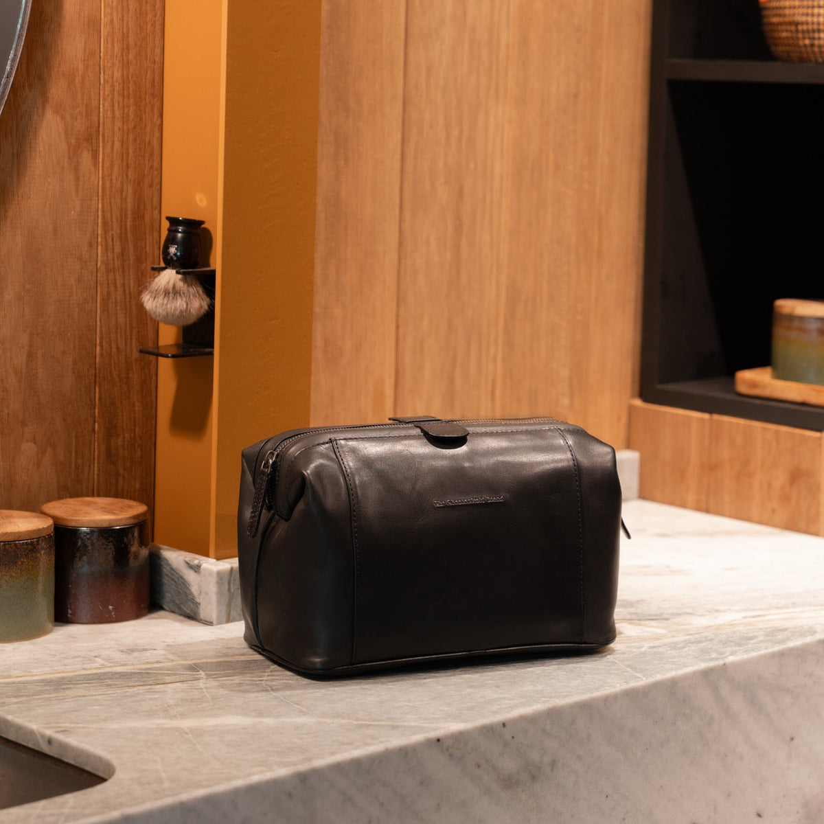 
Classic 100% Full-Grain leather Goods - Vista posteriore con spalle definite e orlo pulito