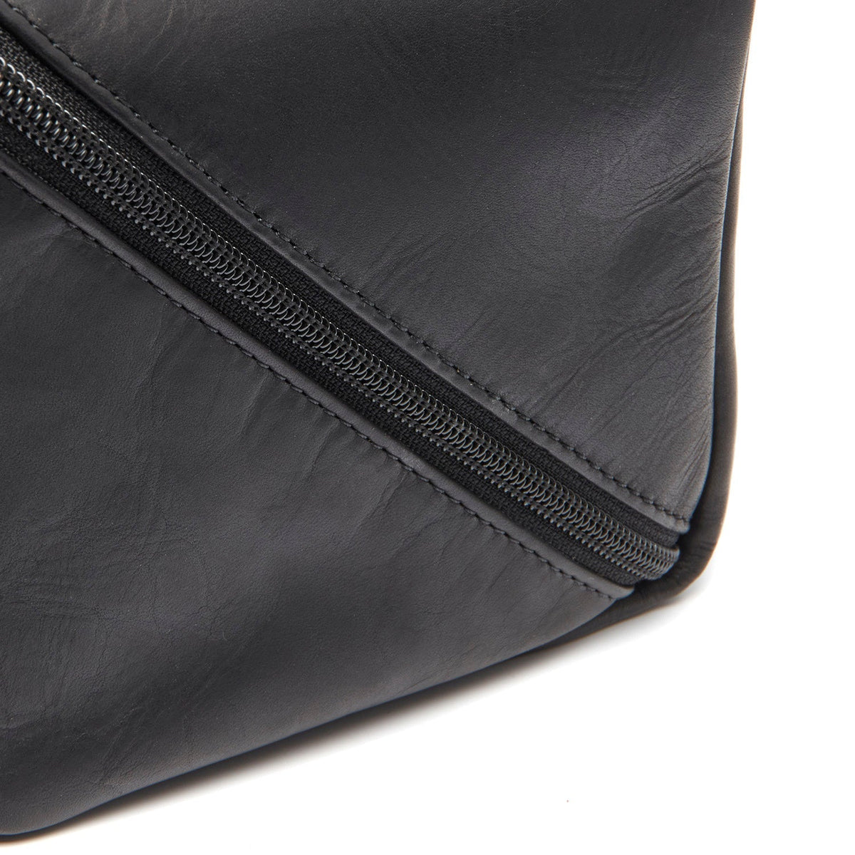 Dettaglio ravvicinato of Classic Collar &amp; Heavy-Duty Zipper Hardware on Elmia Full-Grain Leather Toiletry Bag da Donna