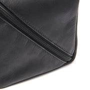 Dettaglio ravvicinato of Classic Collar &amp; Heavy-Duty Zipper Hardware on Elmia Full-Grain Leather Toiletry Bag da Donna