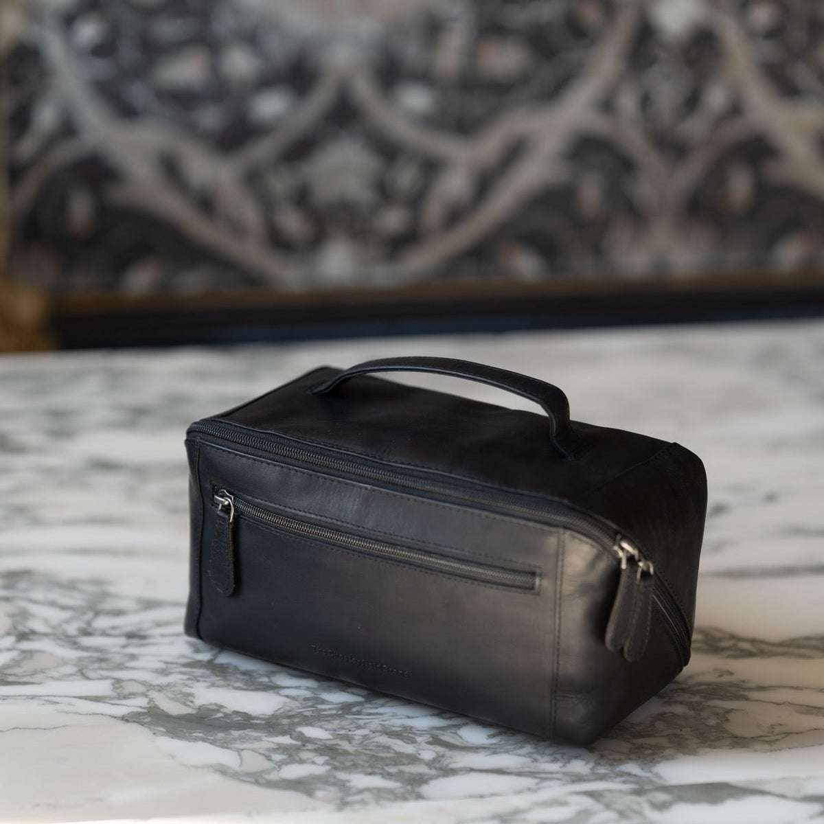Classic 100% Full-Grain leather Goods - Vista posteriore Showing Tailored Shoulder Fit &amp; Clean Hemline