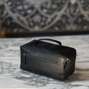 Classic 100% Full-Grain leather Goods - Vista posteriore Showing Tailored Shoulder Fit &amp; Clean Hemline