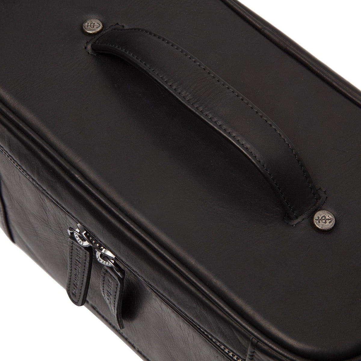 Dettaglio ravvicinato of Classic Collar &amp; Heavy-Duty Zipper Hardware on Limone Full-Grain Leather Toiletry Bag da Donna